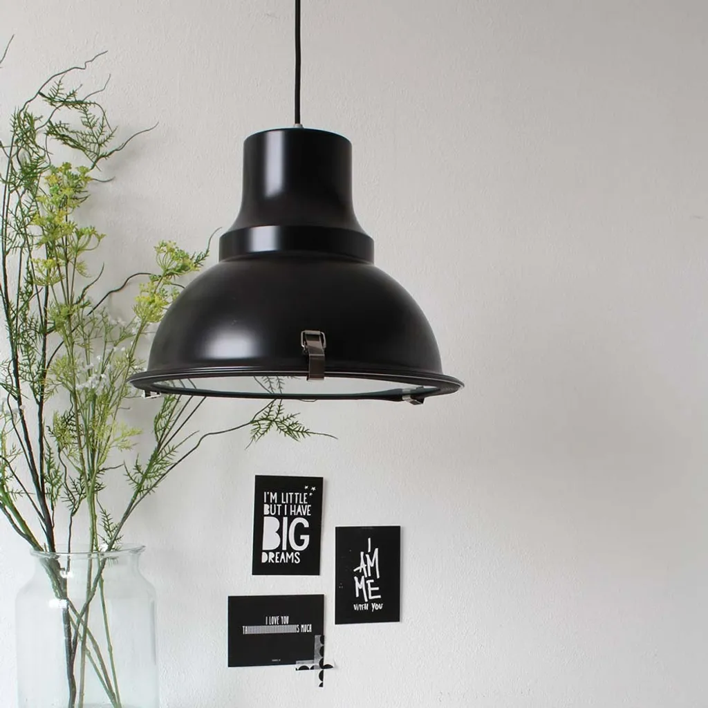 Suspension noire et verre blanc H 220 cm : éclairage doux sans reflet