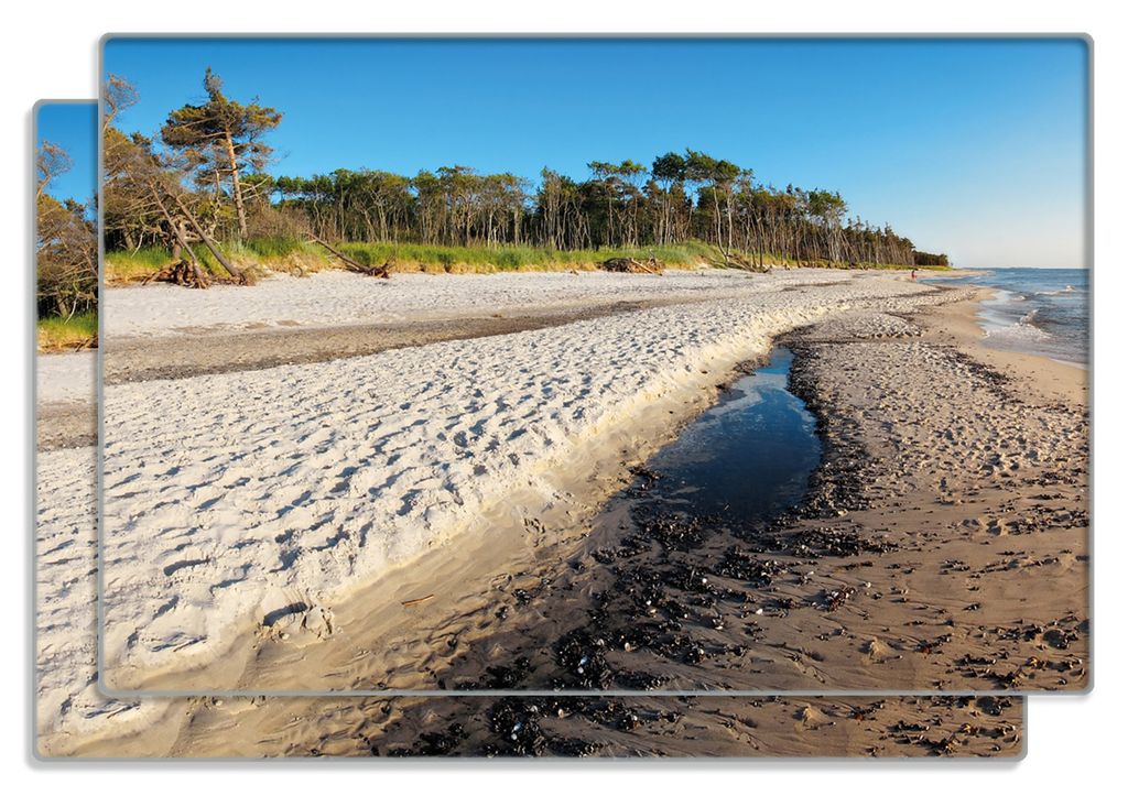 Wallario Frühstücksbrettchen 2er Set aus Glas, je 20 x 30 cm, mit rutschfesten Füßen, Motiv Einsamer Strand am Meer - Blauer Himmel