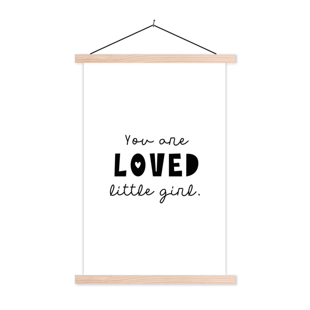 MuchoWow Textilposter Zitate - Sprichwörter - Du bist geliebtes kleines Mädchen - Kinder - Liebe 40x60 cm mit holzfarbenen Rahmen - Poster