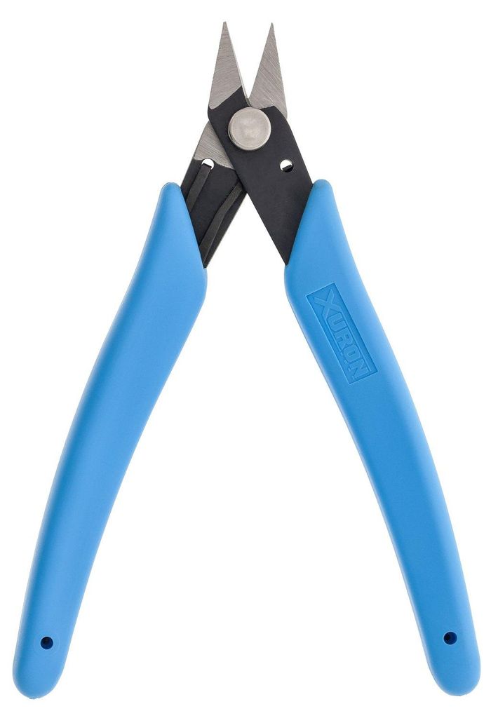 Scharfe Präzisionsschere in Blau, 20,8 cm lang, 8,1 cm breit, 1,8 cm hoch
