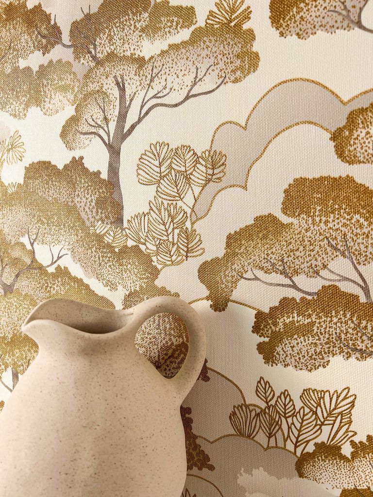 NEWROOM Tapete Gold Vliestapete Bäume - Mustertapete Modern Grau Weiß Blätter Wolken Botanisch Asiatisch Floral