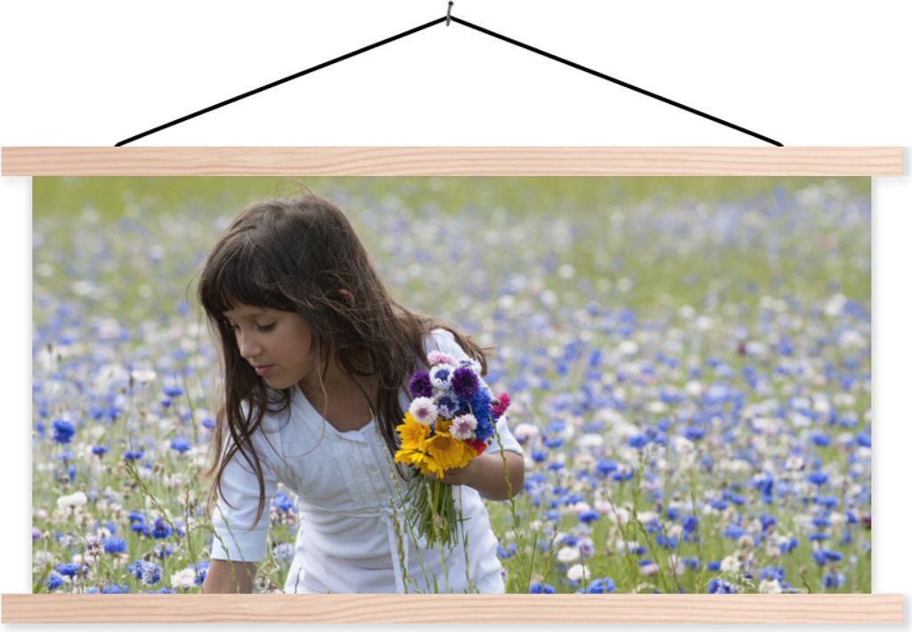 MuchoWow Textilposter Mädchen - Blumen - Wiese 60x30 cm mit holzfarbenen Rahmen - Dekoration