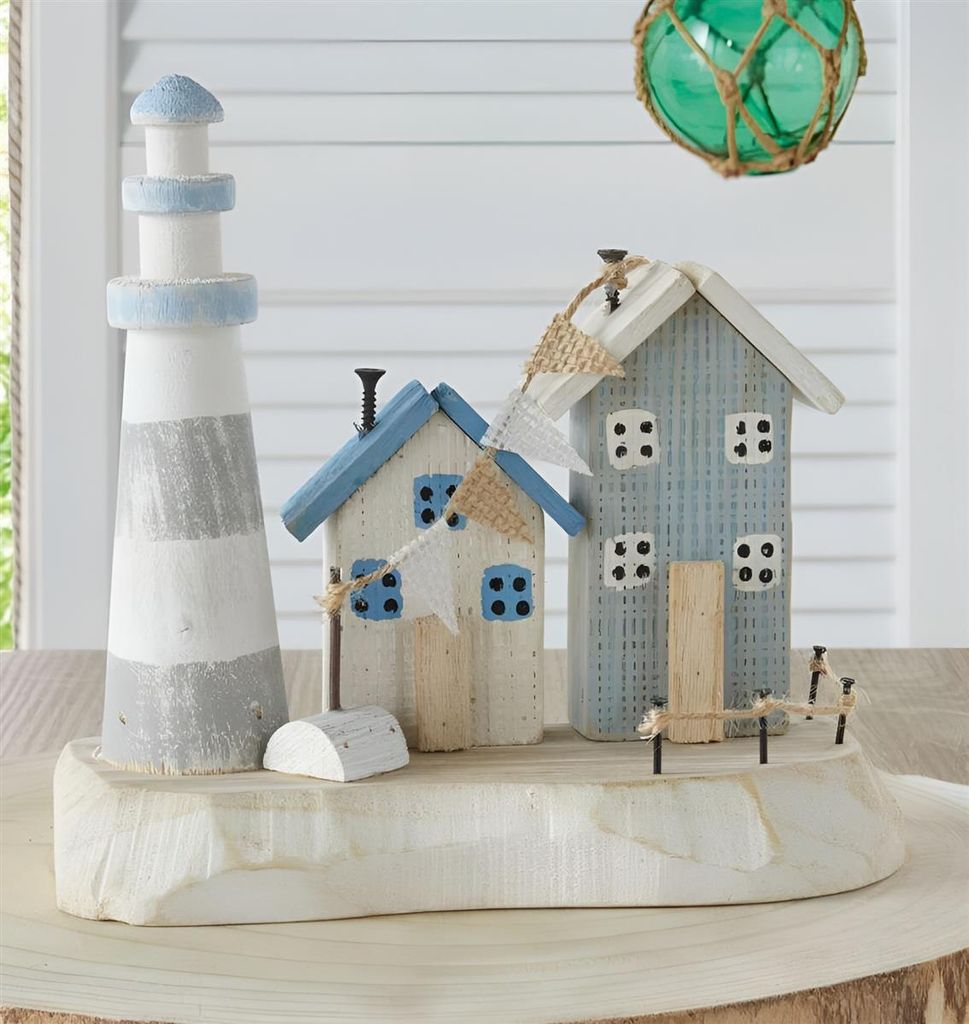 Dekoobjekt "Küstenpromenade" aus Holz, Häuser & Leuchtturm, Produktbild 