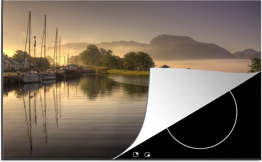 KitchenYeah Herdabdeckplatte Hafen mit Ben Nevis im Hintergrund in Schottland , 81x52cm, Küche Deko, Glaskeramikfeld Herdabdeckung, Abdeckplatte...