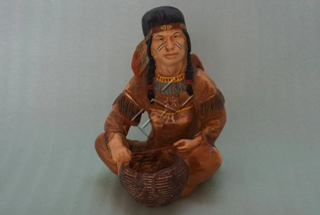 Statue figurine Inder en céramique blanche et socle bois véritable