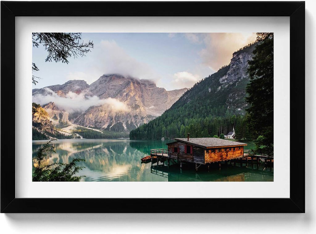 Hütte an einem See in den Bergen– Wandbild mit Rahmen – Gerahmtes Bild – Wanddekoration – 30x20 cm – Schwarz Rahmen