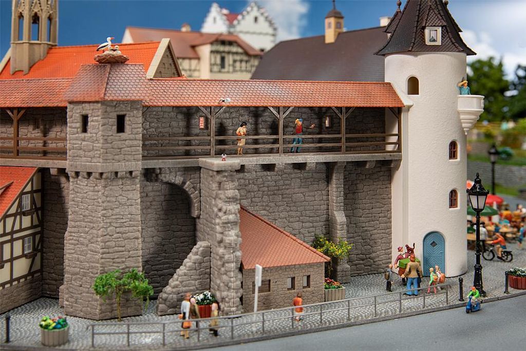 Faller H0 191790 Bausatz Altstadtmauer mit Anbau Produktbild 
