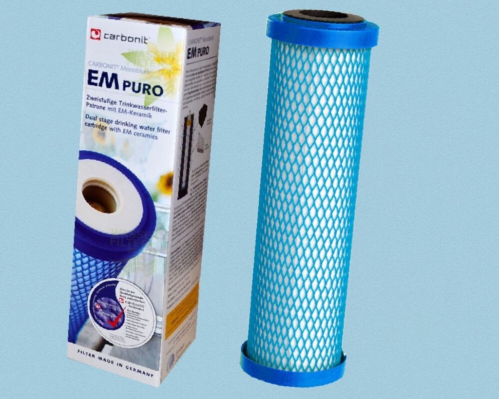 A product shot of a water filter cartridge next to its packaging.
