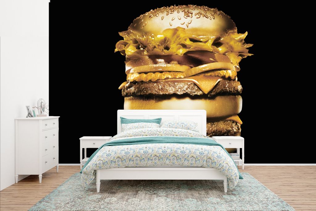 MuchoWow Fototapete für Wohnzimmer oder Schlafzimmer Wandtapete Vinyl Motivtapete Goldener Hamburger auf schwarzem Hintergrund. - 435x260 cm - K...