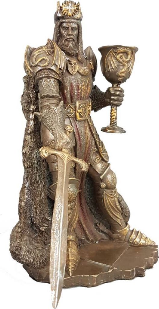 Ritter König Arthur steht mit Schwert und Kelch in der Hand