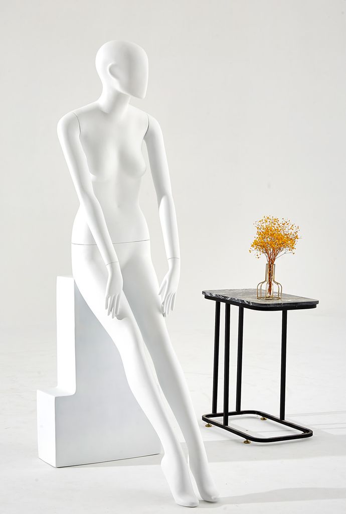 Schaufensterpuppe N5-6 Frau weiß sitzend Weibliche matt lackiert Frau Ohren geformt Schick und Elegant Hochwertig