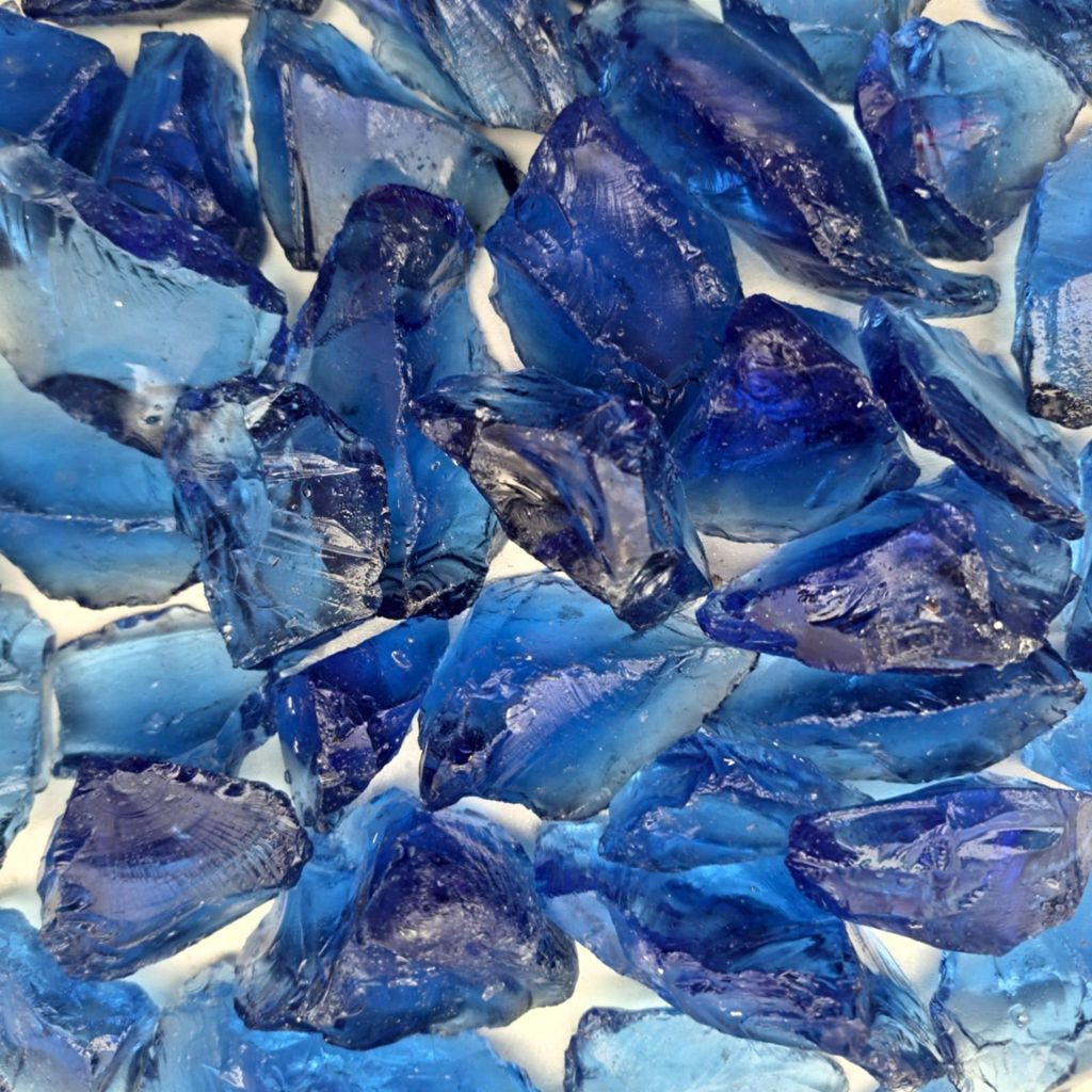 Blaue Glasbrocken dicht aneinander liegend im Detail