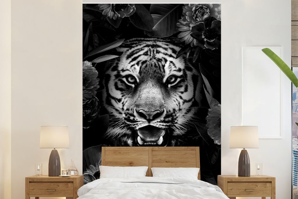 MuchoWow Fototapete für Wohnzimmer oder Schlafzimmer Wandtapete Vinyl Motivtapete Tiger zwischen den Blumen - schwarz und weiß - 160x240 cm - V...