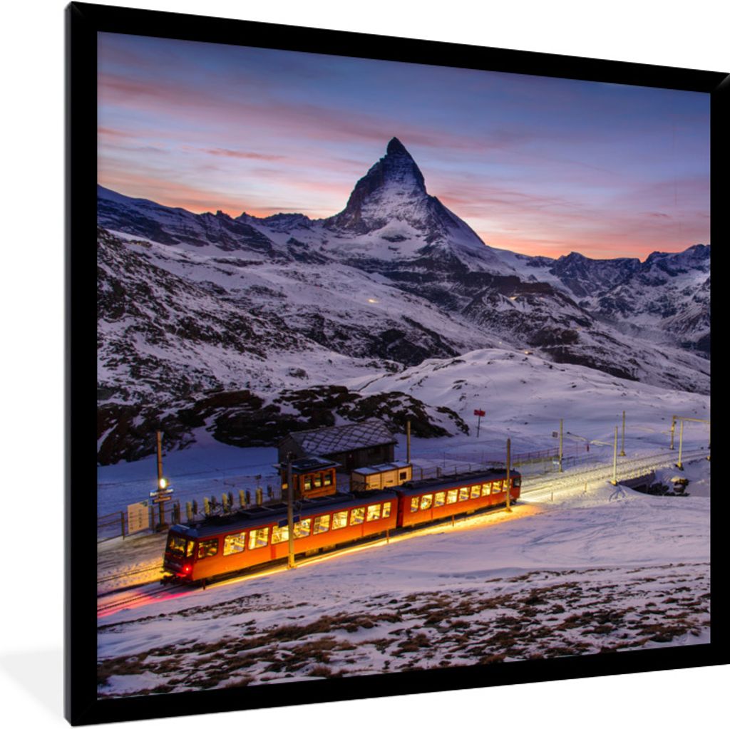 MuchoWow Gerahmtes Poster Ein beleuchteter Zug in den Bergen 40x40 cm - Poster mit Schwarzem Bilderrahmen Wandposter Rahmen Foto Bilder - Mit Rah...