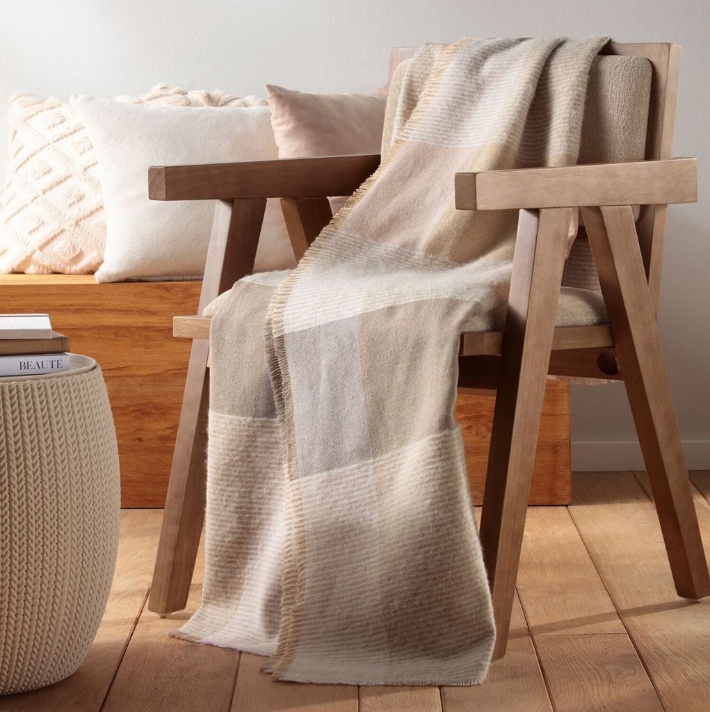 Biederlack Plaid White Bouclé 130 x 170 cm elegant, leicht mit Fransen