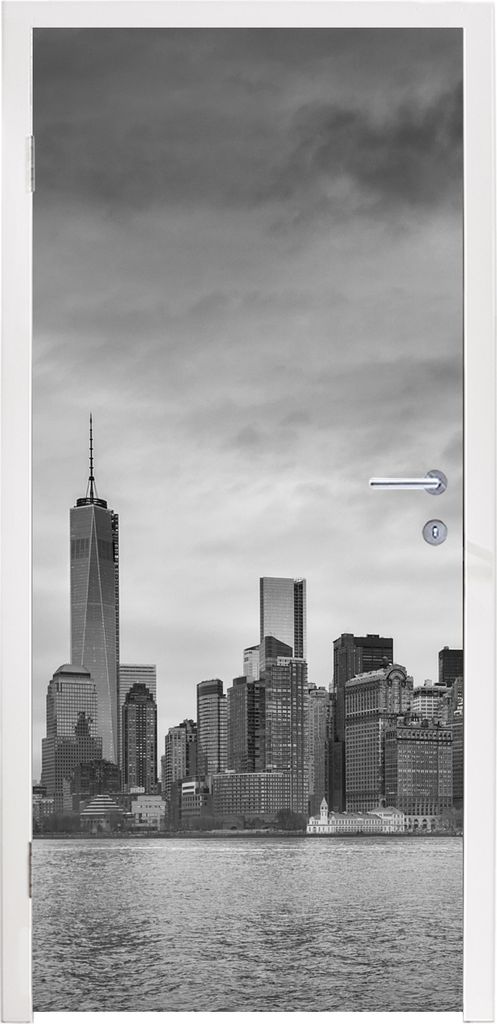 MuchoWow Türtapete Selbstklebende Türfolie Manhattan New York in schwarz und weiß 90x215 cm Türposter Türaufkleber Klebefolie Türklebefolie...