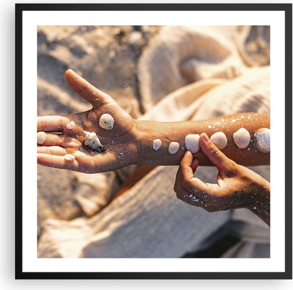Gerahmtes Poster - Schwarzer Rahmen - Muschel Hand Strand - 60x60 cm - Wand Bild - Wanddeko - Wandbilder - Kunstposter - Wandposter - Bilderrahmen ...