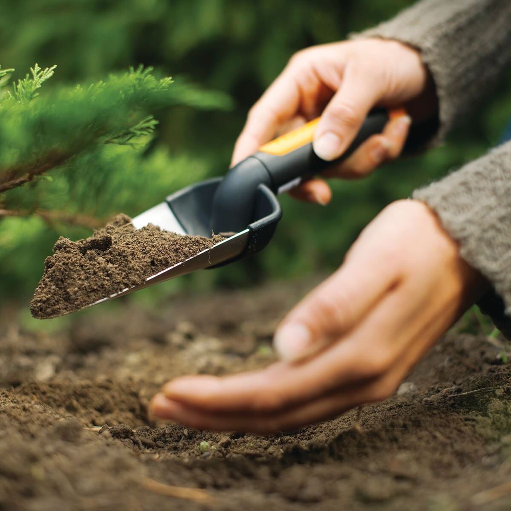 Fiskars Blumenkelle Für Harte Böden – 30 Cm Lang, Stahlklinge, Orange/schwarz