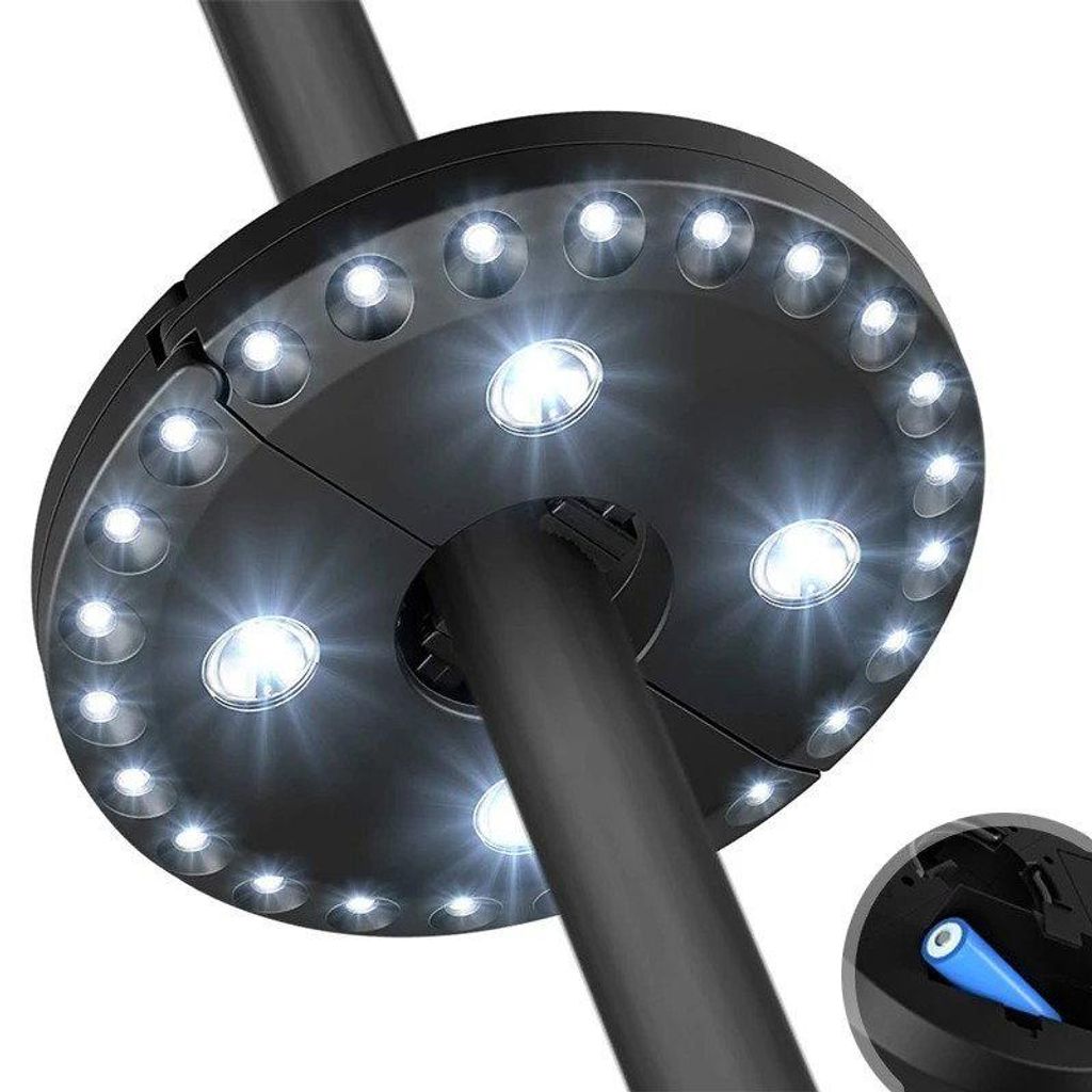 Schwarzes LED-Sonnenschirmlicht mit mehreren hellen weißen LEDs, an einer dunklen Stange befestigt, mit Nahaufnahme einer blauen Batterie im Fach
