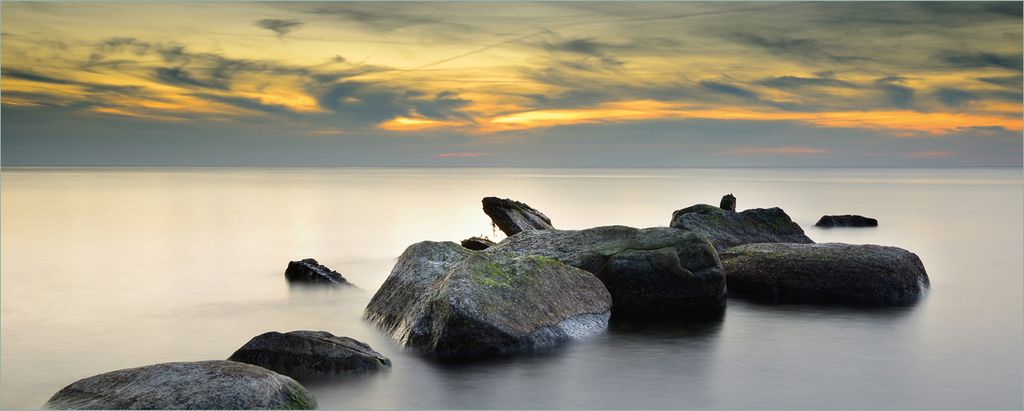 Wallario selbstklebendes Poster - Mystische Felsen im Meer, Größe: 50 x 125 cm