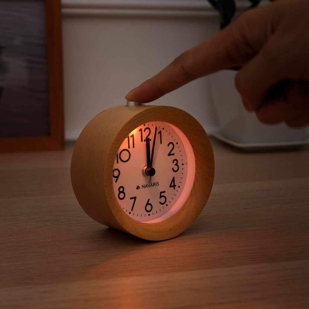 Navaris Analog Holz Wecker mit Snooze - Retro Uhr mit Produktbild