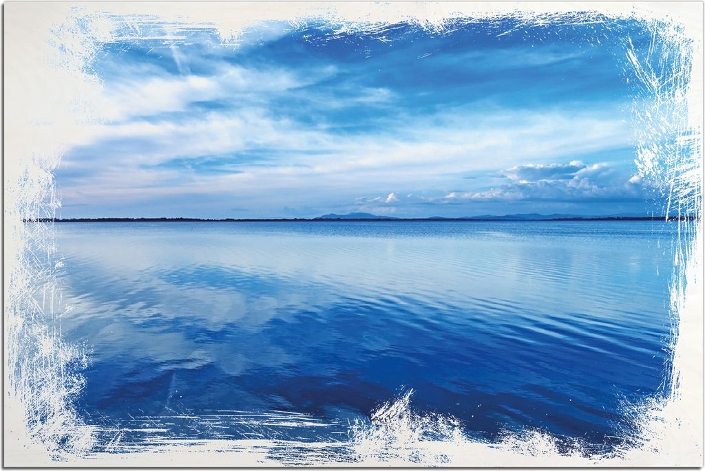 Kunstdrucke Wandbilder Holz in : Brillante Farben, Größe 60 x 90 cm Motiv Blaue Meeresbucht in Italien mit Spiegelung im Wasser