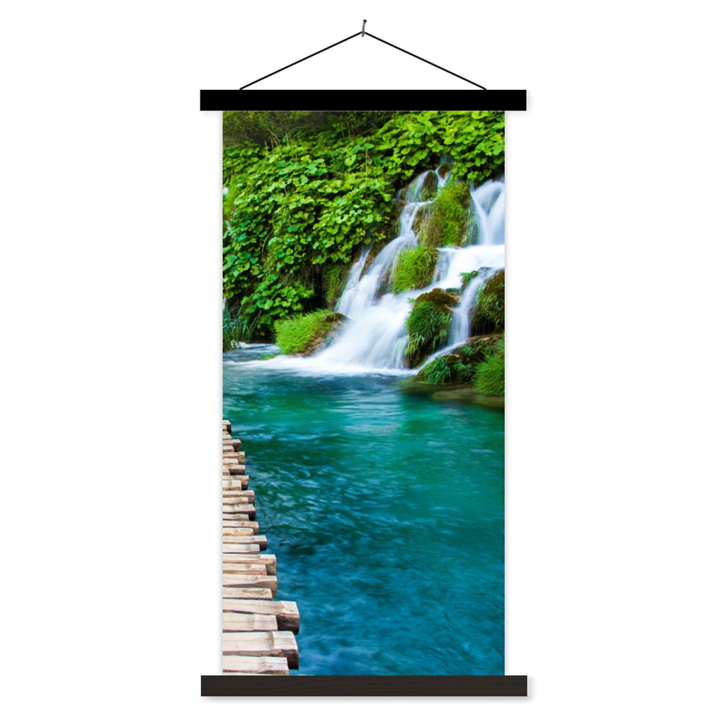 MuchoWow Textilposter Brücke - Wasser - Pflanzen - Wasserfall - Grün 90x180 cm mit schwarzem Rahmen - Dekoration Wohnzimmer