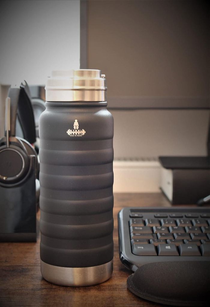 Edelstahl-Thermosflasche 600 ml auslaufsicher mit Sieb - ideal für Tee und Obst - Thermobecher für Kaffee-to-go