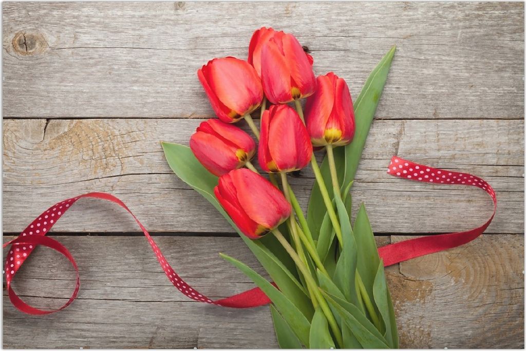 Wallario Wandbild Rote Tulpen auf einem alten Holztisch, Größe: 61 x 91,5 cm, Poster mit rahmenlosen Bildhalter