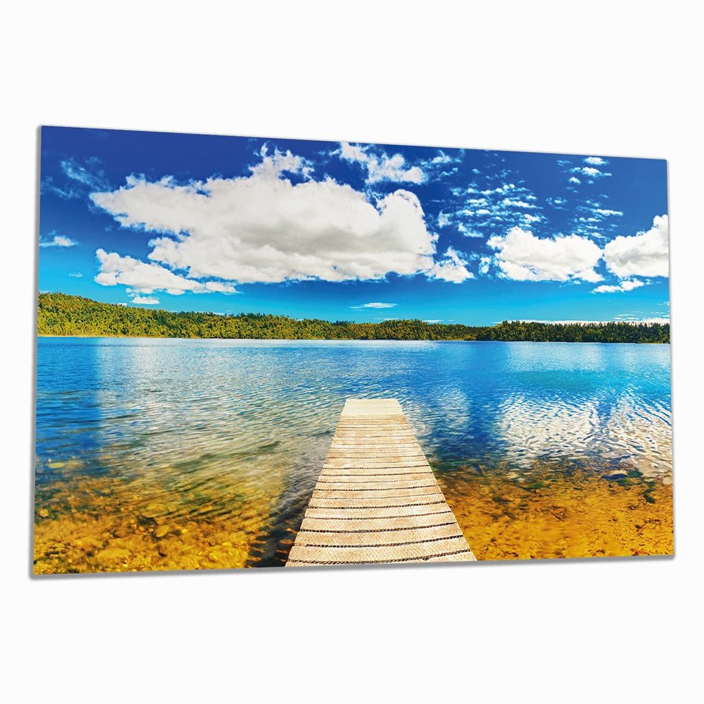 Wallario Herdabdeckplatte aus Glas, Größe 90 x 52 cm 1-teilig, Motiv Klarer See mit Steg - Blauer Himmel