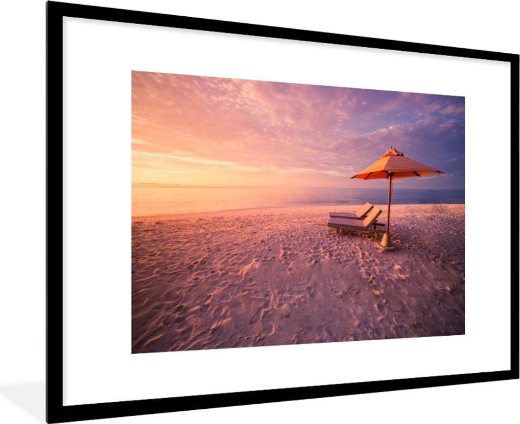 MuchoWow MuchoWow Gerahmtes Poster Strand - Stuhl - Wasser 90x60 cm - Poster mit zchwarzem Bilderrahmen - Wanddekoration - Fotos