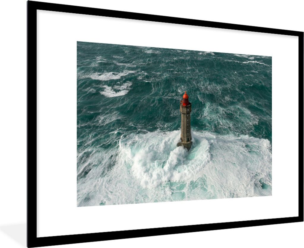 MuchoWow Gerahmtes Poster Eine Luftaufnahme des Leuchtturms von La Jument inmitten der weißen Wellen 90x60 cm - Poster mit Schwarzem Bilderrahme...