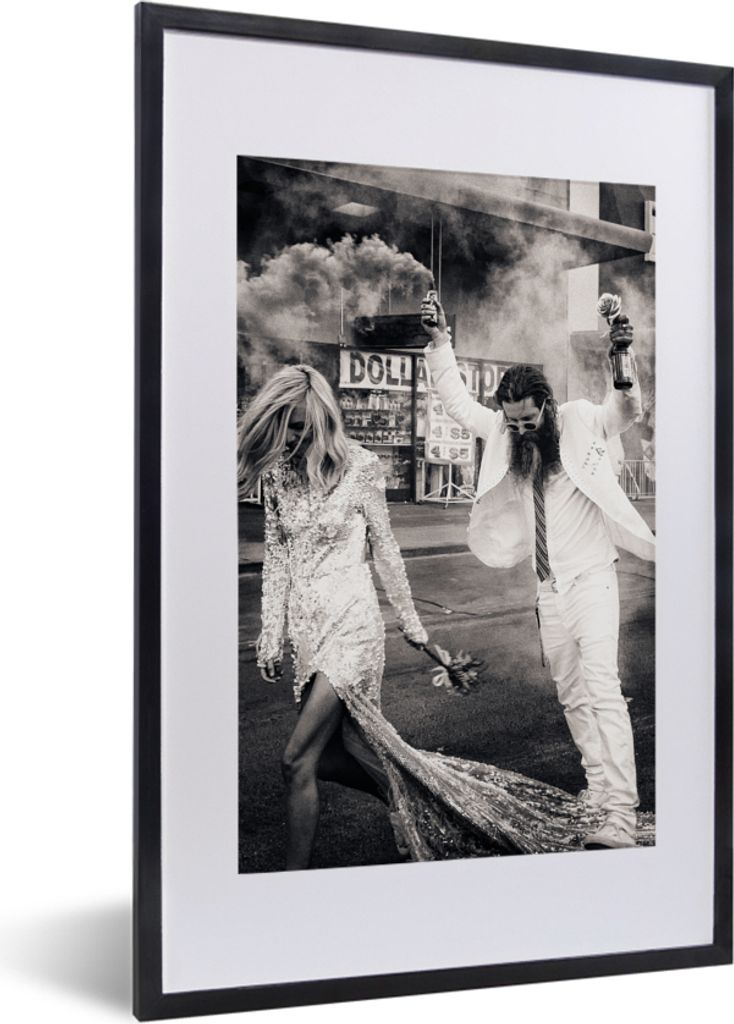 MuchoWow Gerahmtes Poster Las Vegas - Party - Ehepaar - Schwarz und weiß 40x60 cm - Poster mit Schwarzem Bilderrahmen Wandposter Rahmen Foto Bil...