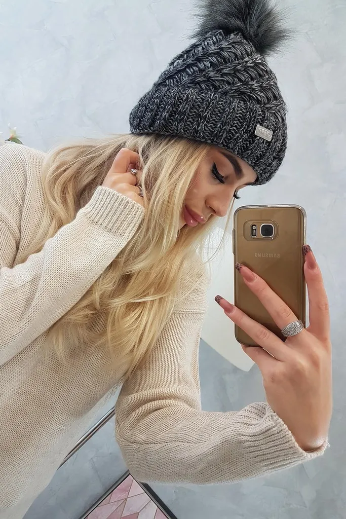 Kesi Berretto Donna Mokrut Nero e Grigio: L'Eleganza del Calore - 2