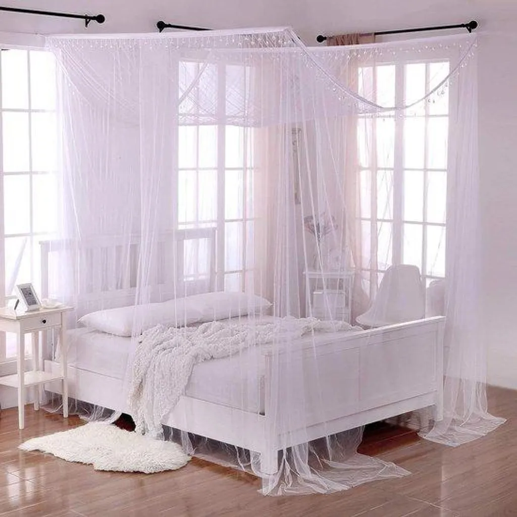 Décoration de chambre romantique avec auvent de lit blanc transparent