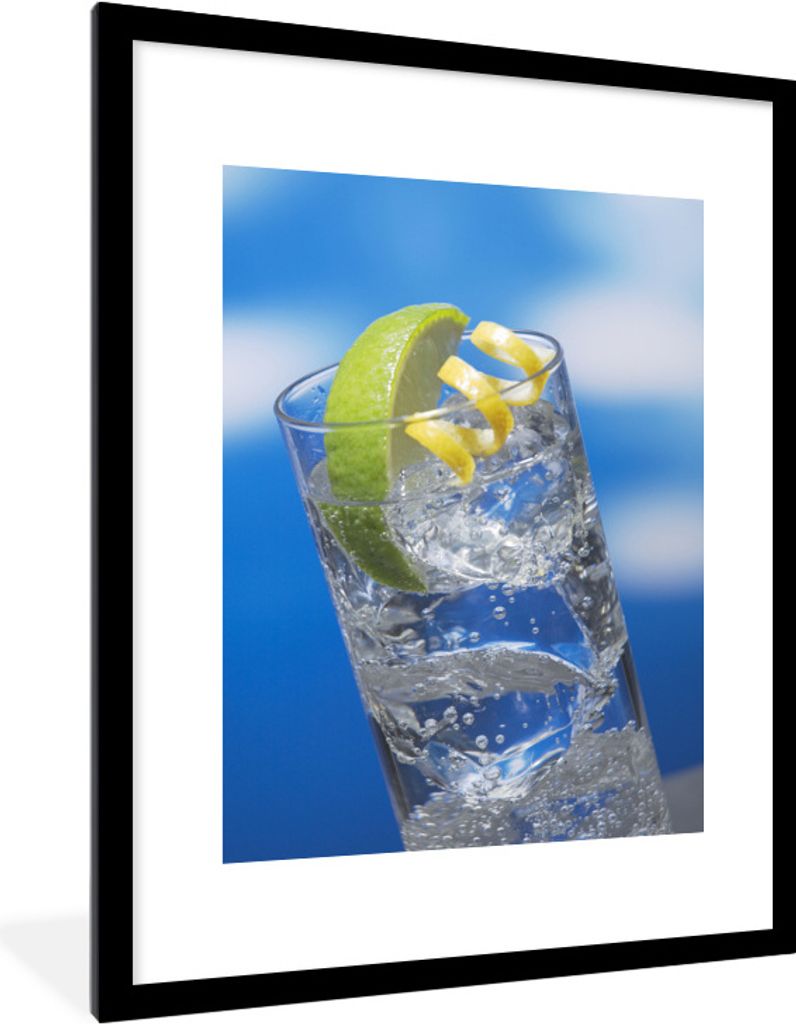 MuchoWow Gerahmtes Poster Gin Tonic mit blauem Himmel 60x80 cm - Poster mit Schwarzem Bilderrahmen Wandposter Rahmen Foto Bilder - Wohnzimmer - D...