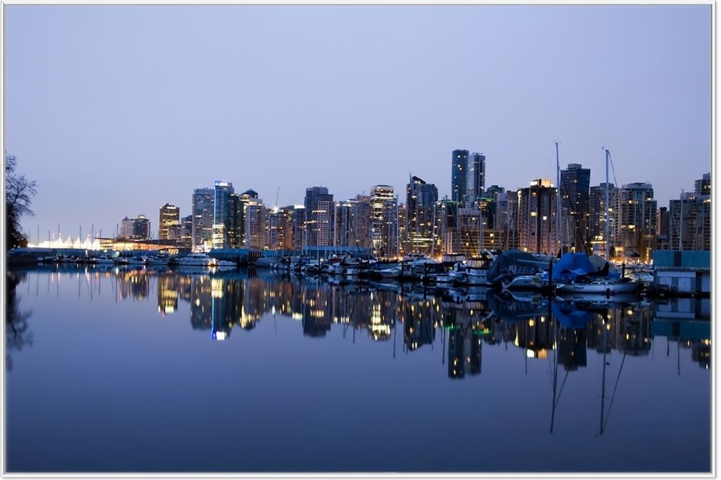 Wallario Wandbild Skyline von Vancouver, Größe: 61 x 91,50 cm, Poster mit weißem Aluminiumrahmen
