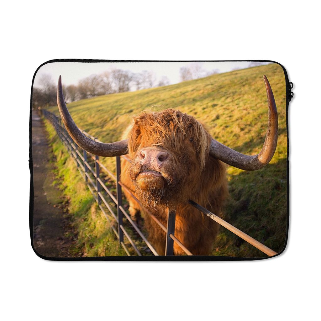 MuchoWow Laptop Hülle 17 Zoll Laptoptasche Scottish Highlander - Zaun - Gras - Zipper - Schutzabdeckung