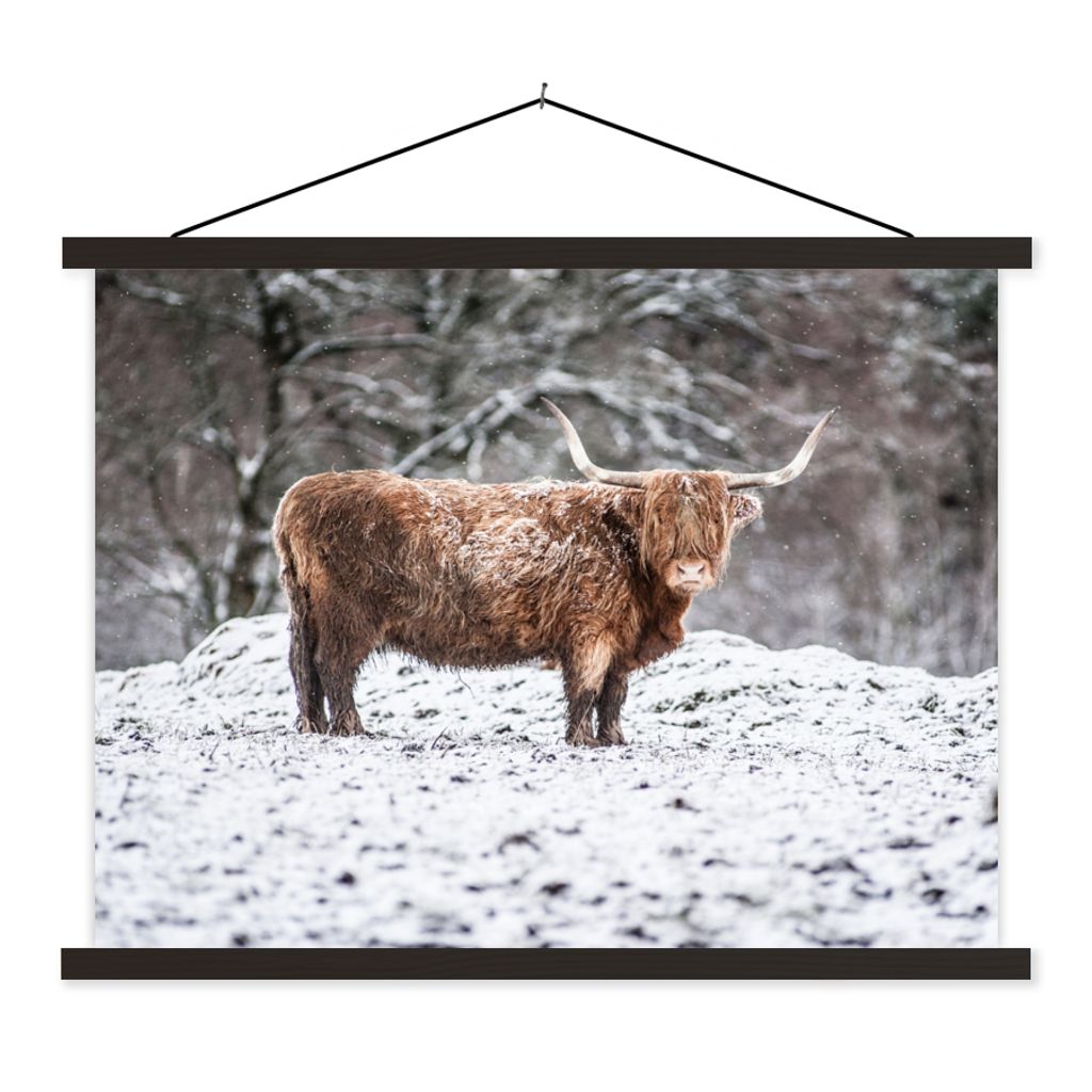 MuchoWow Textilposter Schottischer Highlander - Baum - Schnee 60x45 cm mit schwarzem Rahmen - Poster Schlafzimmer