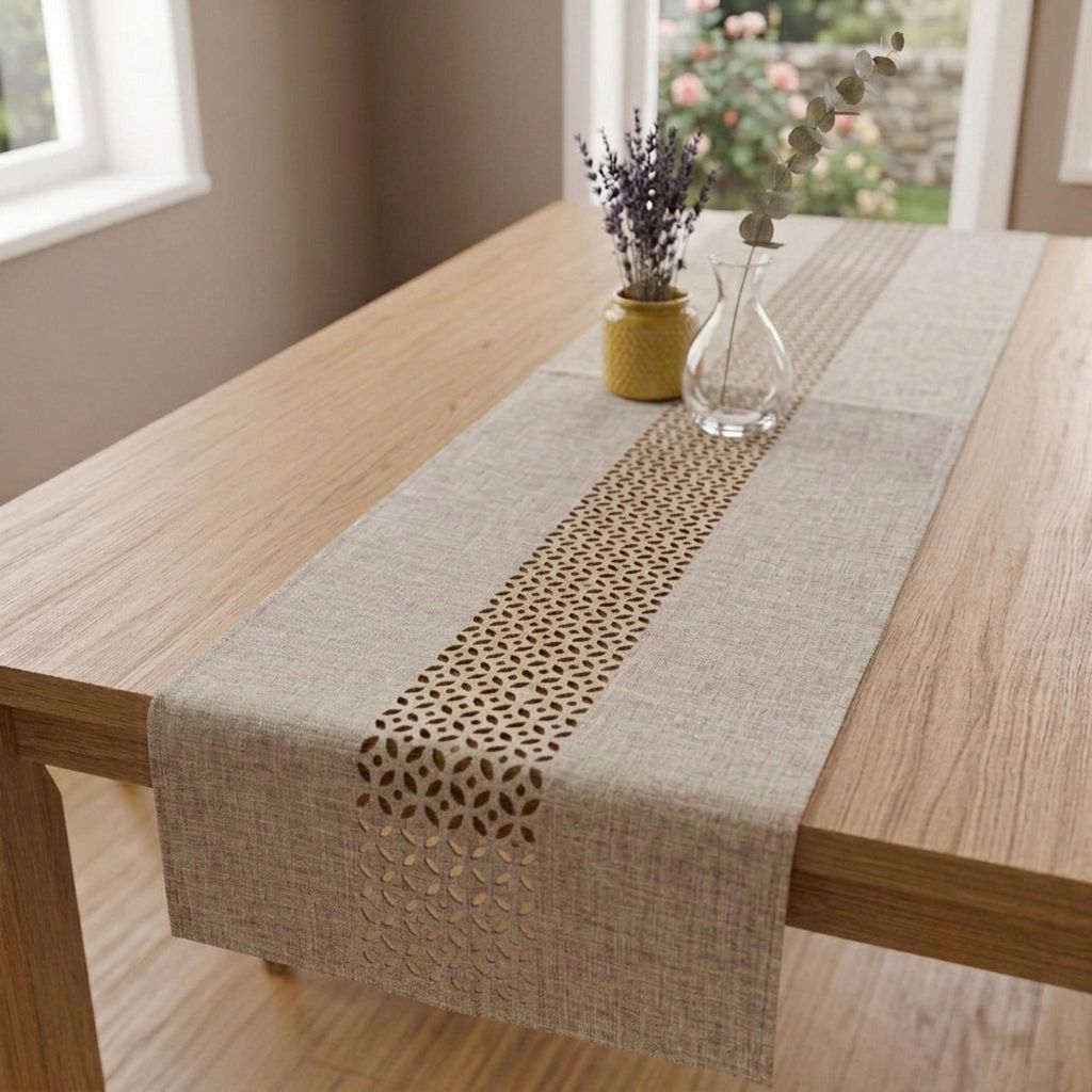 Tafelkleed met open ornamenten, lichtbruin, 40x140 cm Productafbeelding  AI-gegenereerde afbeelding