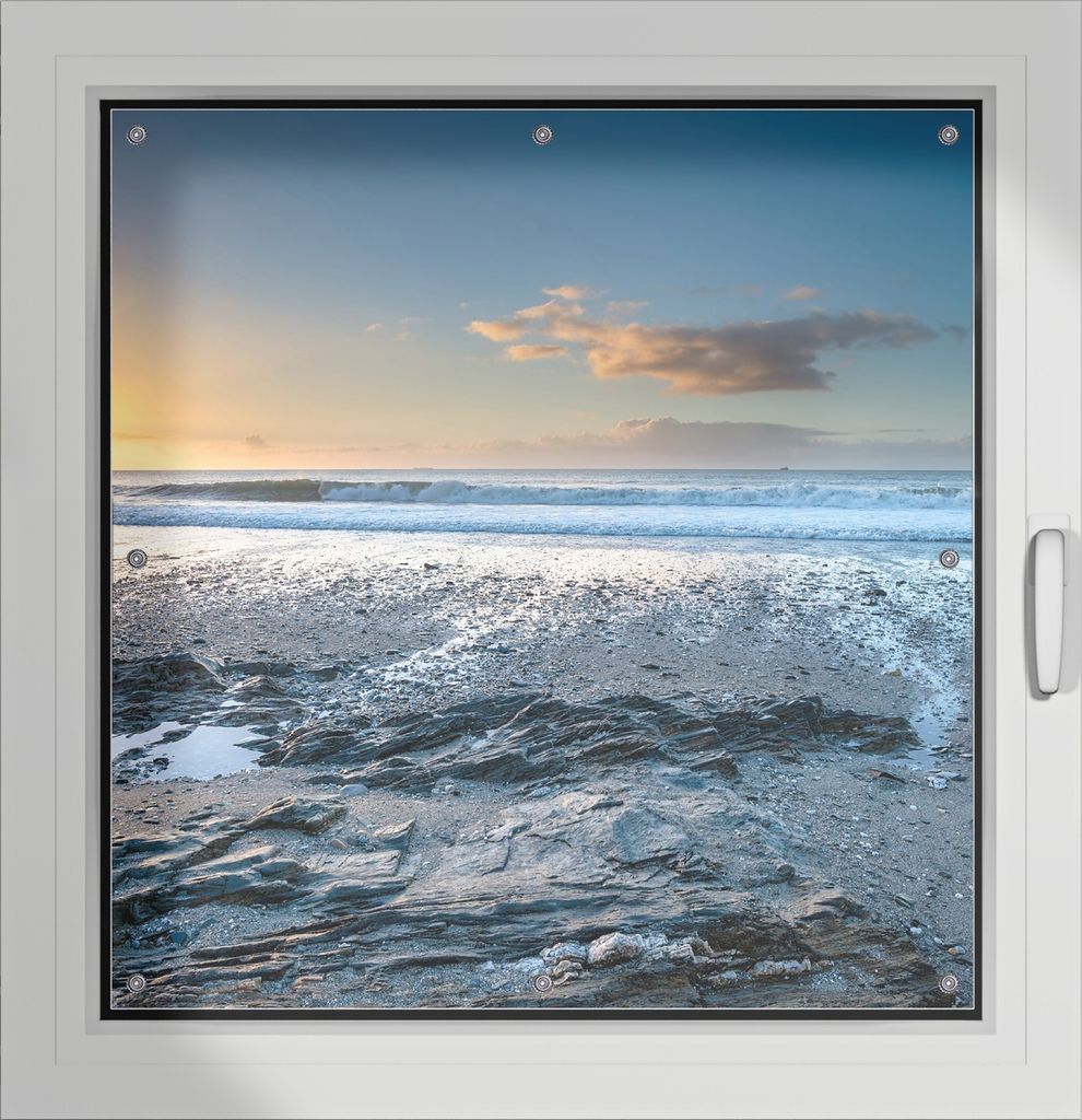 Wallario Lichtschutzbild, Dekorativer Sichtschutz Sonnenschutz 96 x 100 cm mit Motiv: Einsamer Strand in Cornwall England - Verdunklung ohne Bohren