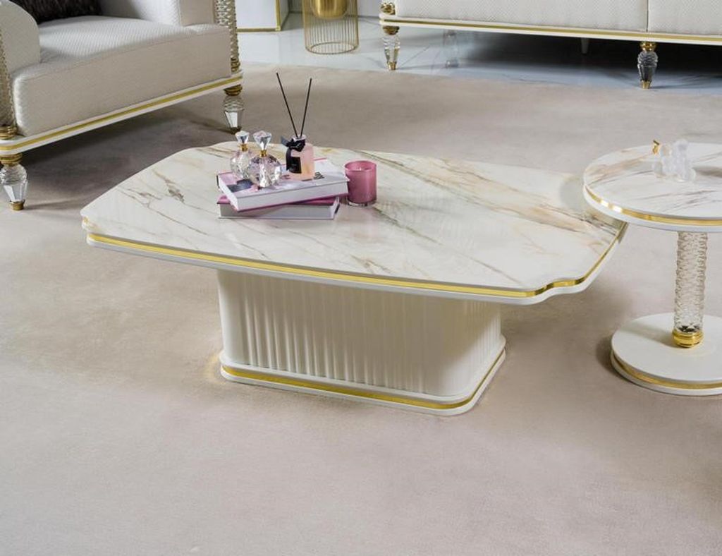 Elegant und stilvoller Couchtisch, der eine Atmosphäre der Raffinesse schafft.