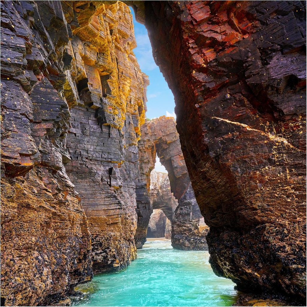 Wallario Premium Glasbild, freischwebende Optik, kräftige Farben, Größe 50 x 50 cm Motiv Tor zum Ozean