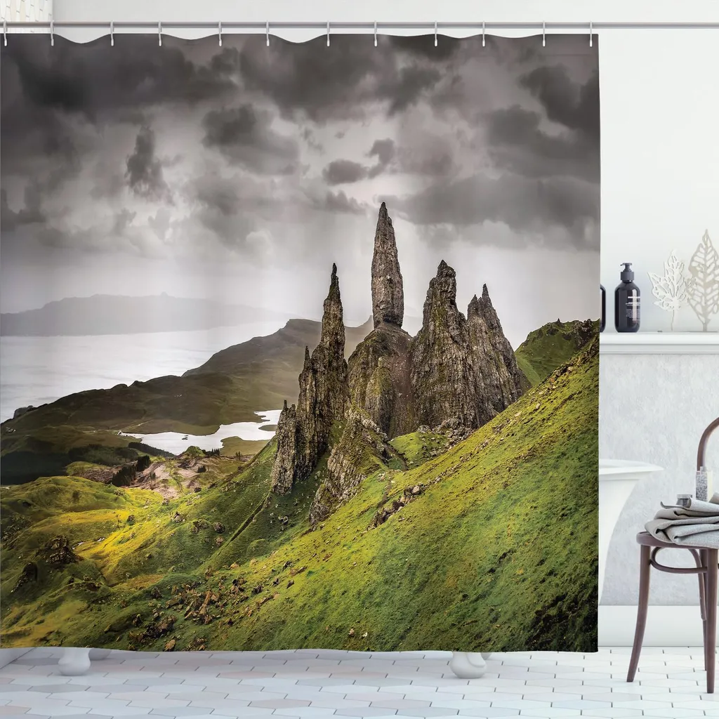 ABAKUHAUS Scozia Tenda da doccia, panorama della formazione rocciosa Old Man of Storr con tempo nuvoloso e cielo cupo, 175 x 240 cm, multicolore