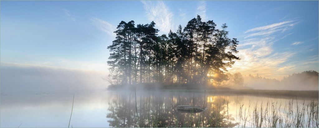 Wallario Poster - Stiller See mit Insel im Morgennebel, Kunstdruck Größe: 80 x 200 cm