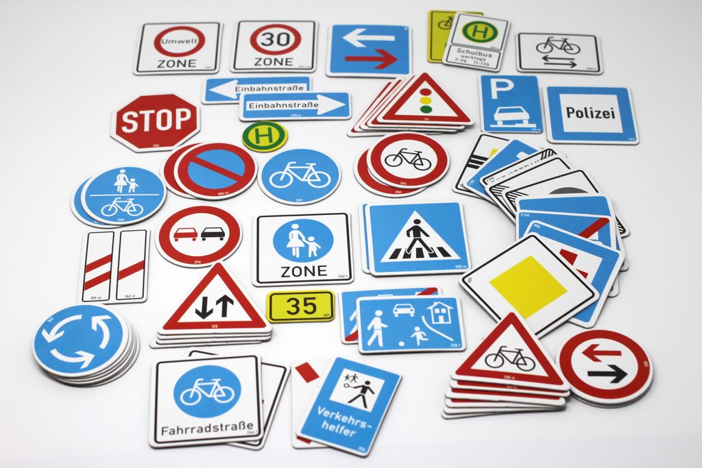 Verkehrszeichen-Box - 64 magnethaftende Teile im Karton Produktbild 