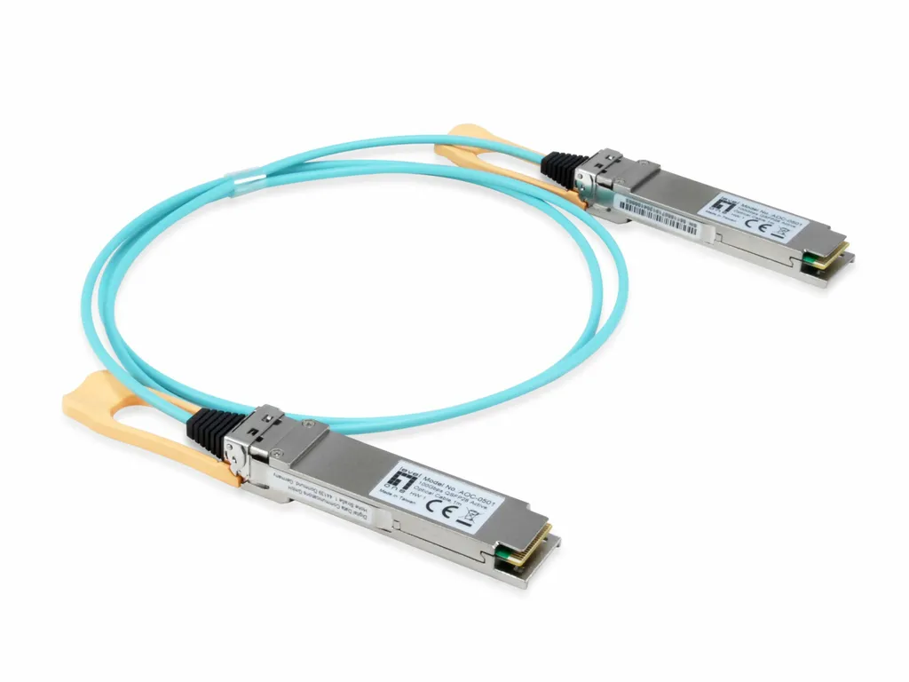 Câble 100Gbps QSFP28 LevelOne AOC-0501 Haute Performance de 1 mètre
