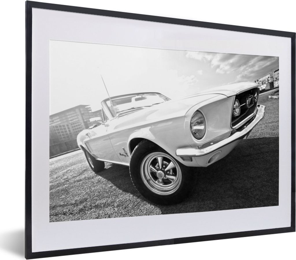 MuchoWow Gerahmtes Poster Vintage Ford Mustang auf der Straße in Berlin - schwarz und weiß 40x30 cm - Poster mit Schwarzem Bilderrahmen Wandpos...