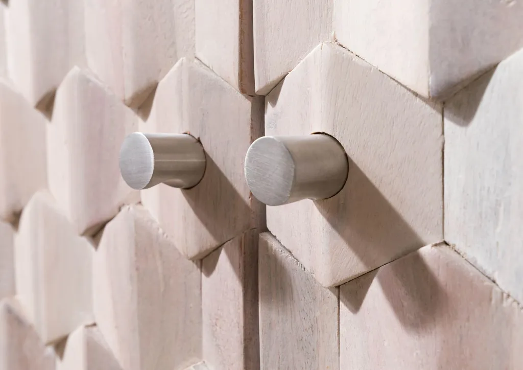 Commode en acacia laqué blanc avec façade relief MOSAYK