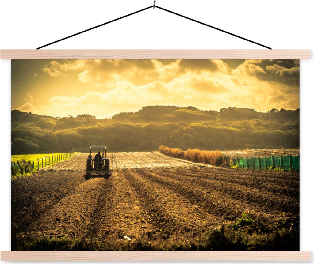 MuchoWow Textilposter Traktor - Bauernhof - Berg 120x80 cm mit holzfarbenen Rahmen - Aufhängeset